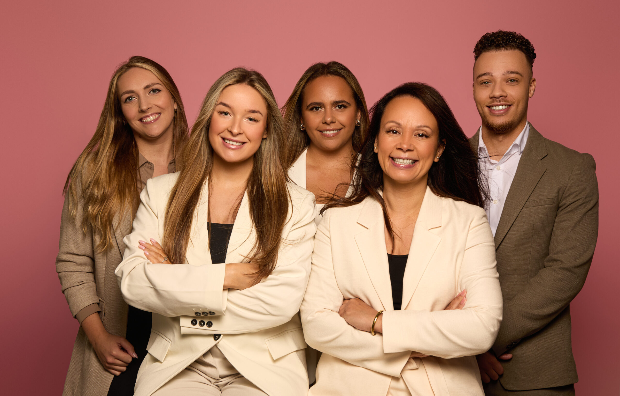 jijEnZij Teamfoto met roze achtergrond, vlnr: lianne, sharony, yordan, thalita, noel