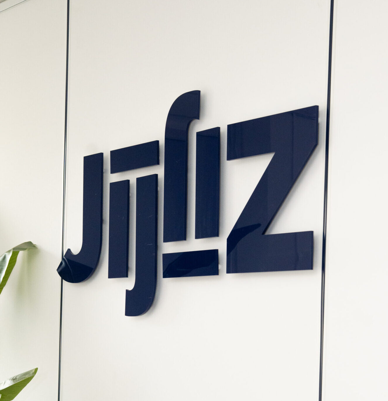 JijenZij logo op de muur