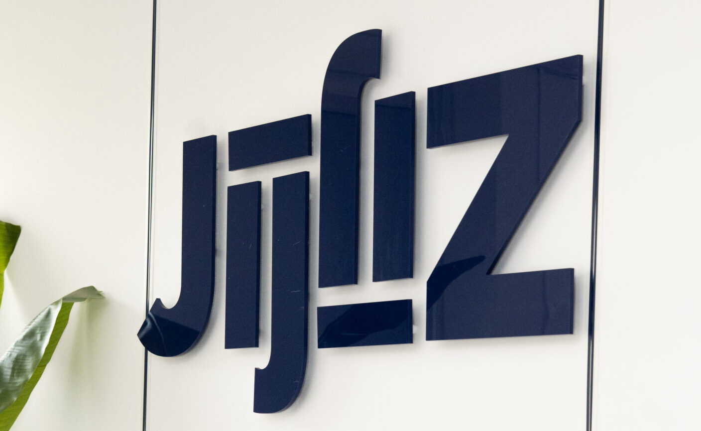 JijenZij logo op de muur