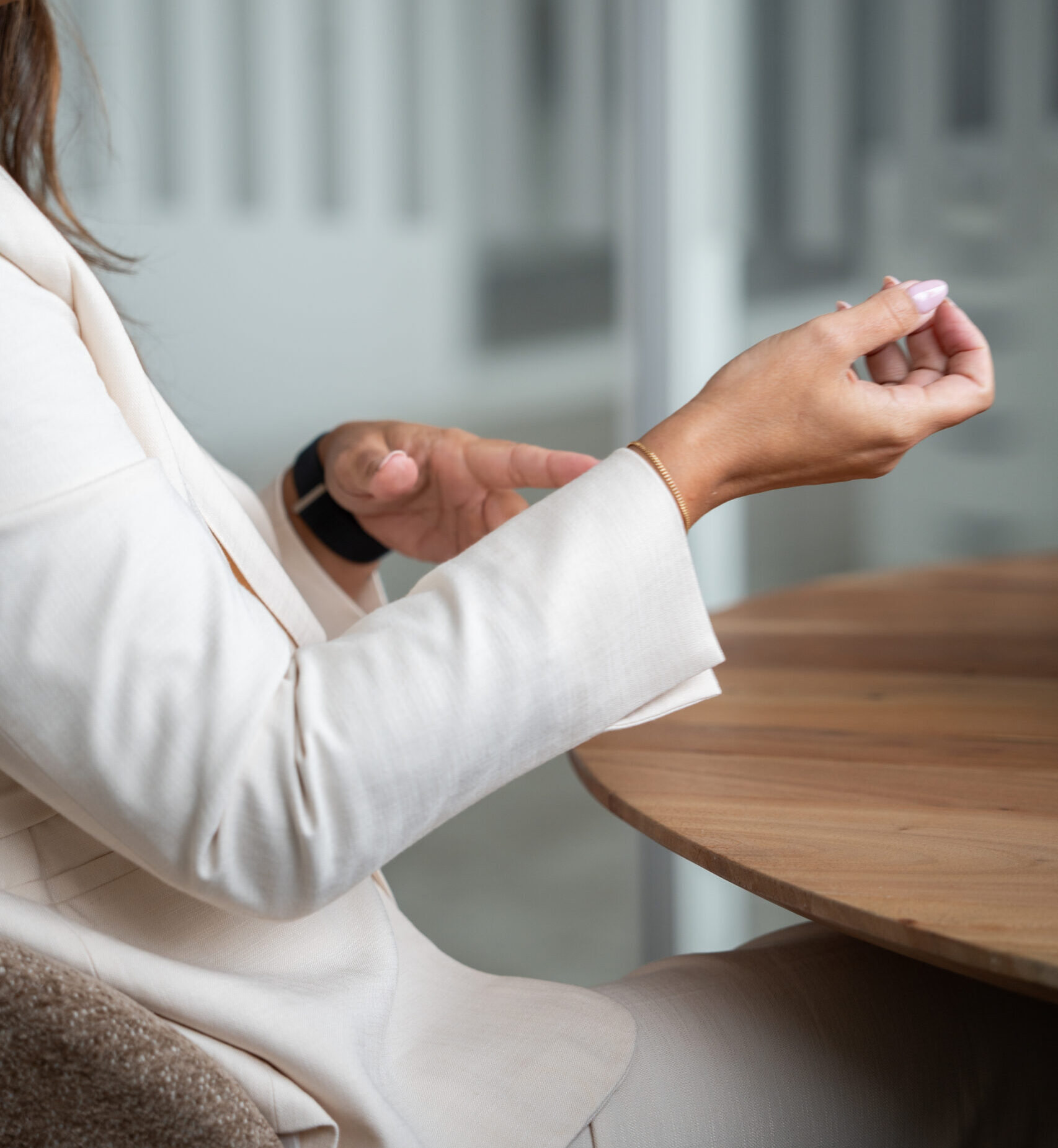 JijenZij Executive Search Thalita zit aan tafel en je ziet haar hand