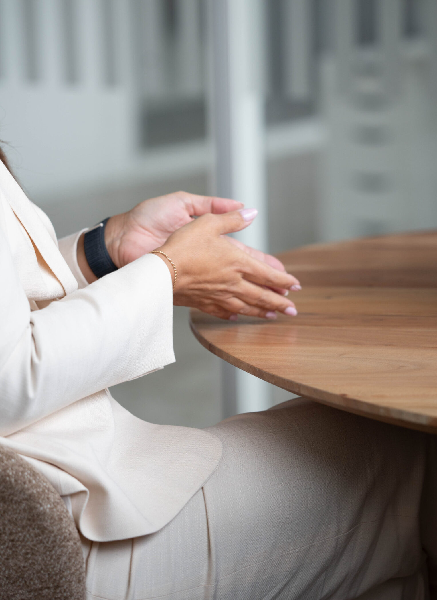JijenZij recruitment Thalita zit aan een houten tafel en er is ingezoomd op haar hand